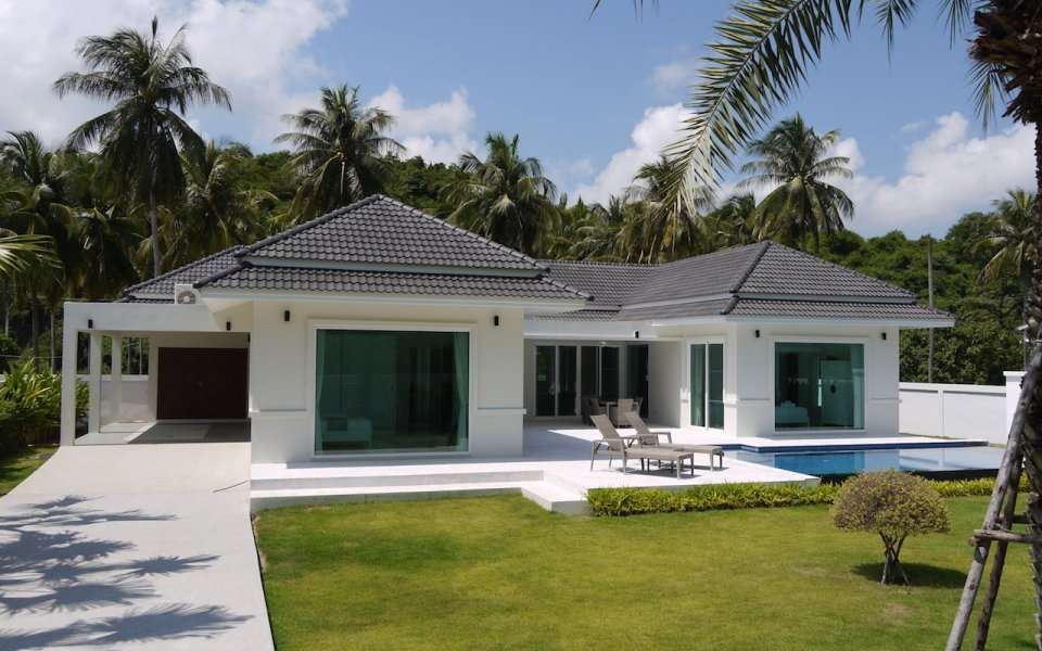 3-Bedroom Luxury Balinese-Style Villa with Infinity Pool in White Beach Villas - Pranburi, Thailand