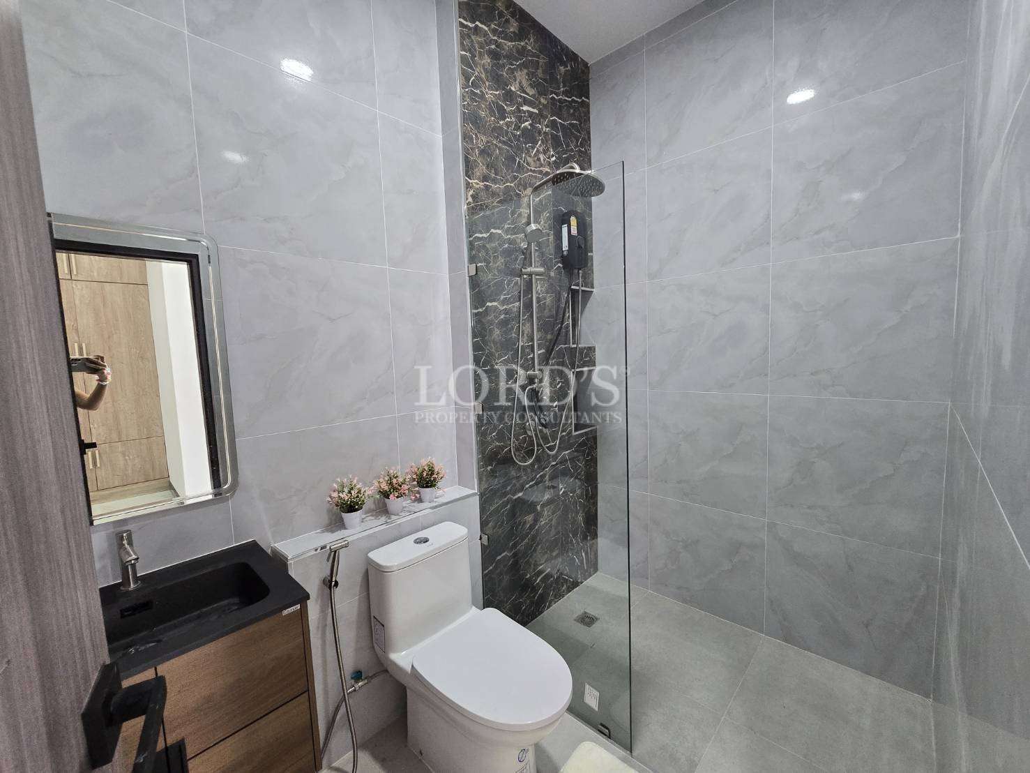 Bathroom with shower and modern fixtures