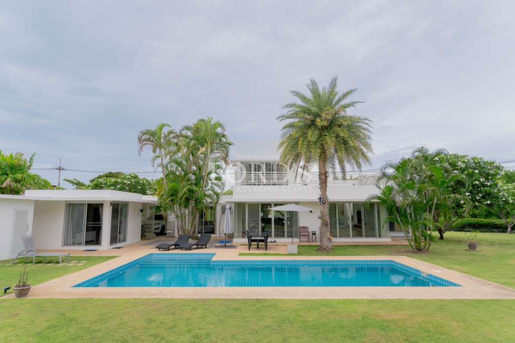 Palm Hills Luxury Villa directly to the golf course fairway for sale - Cha-Am, Thailand