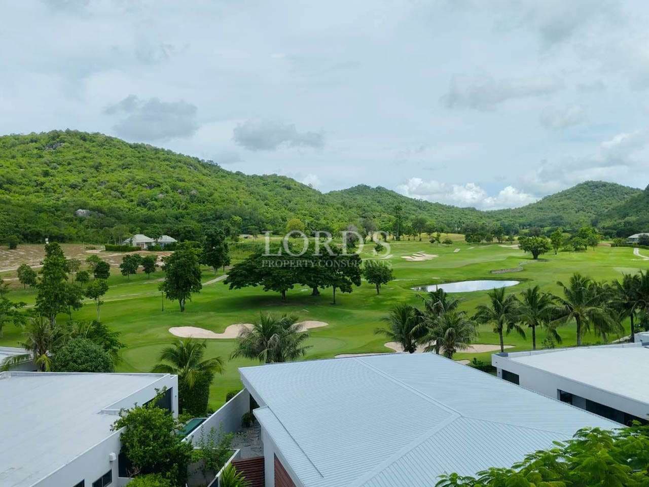 LINE_ALBUM_A403_250913_7 Lush green golf course landscape