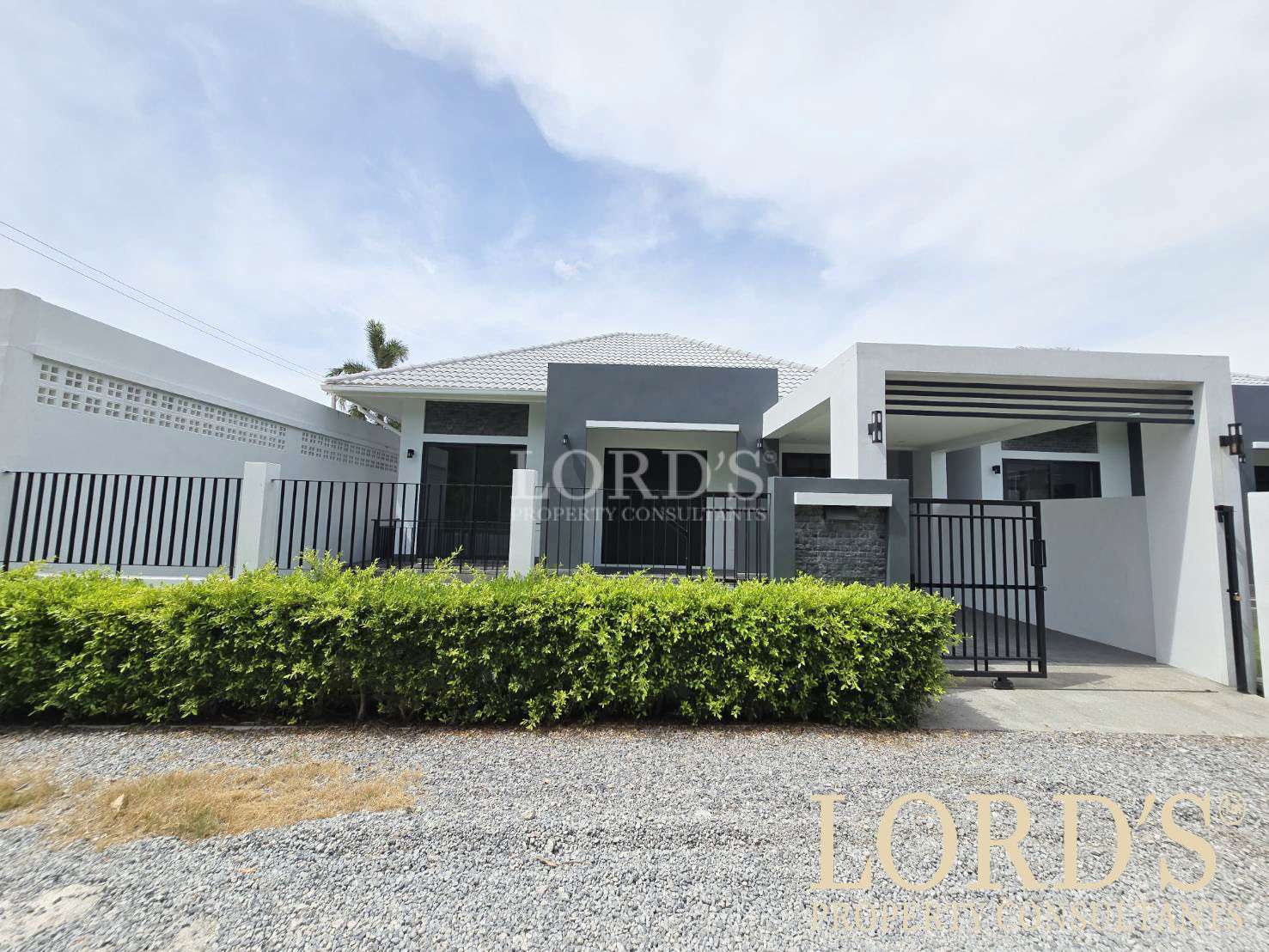 Finance plan available – modern new home near Palm Hills Golf Course