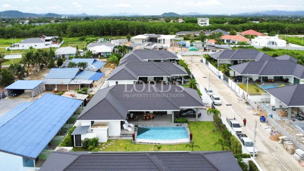 SOLD – Great Value Luxury 3-Bedroom Pool Villa Near Black Mountain Golf Course - Hin Lek Fai, Thailand
