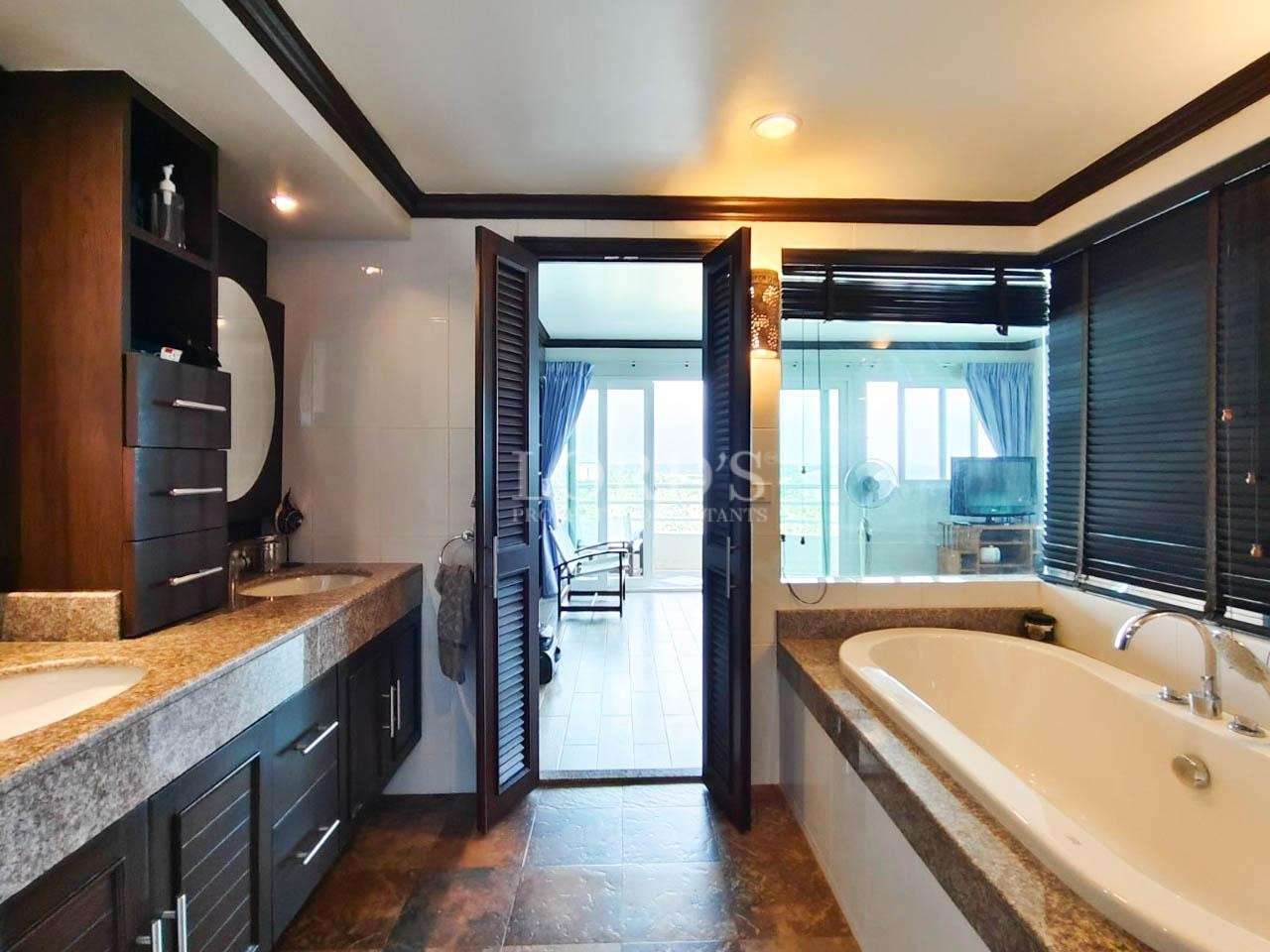 Bathroom with bathtub and mirror setup