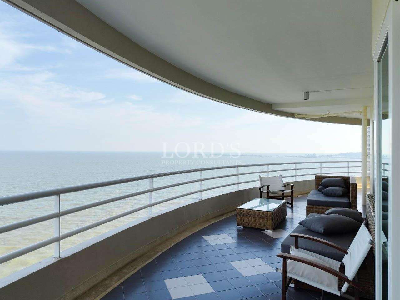 16 Balcony with curved design and seating