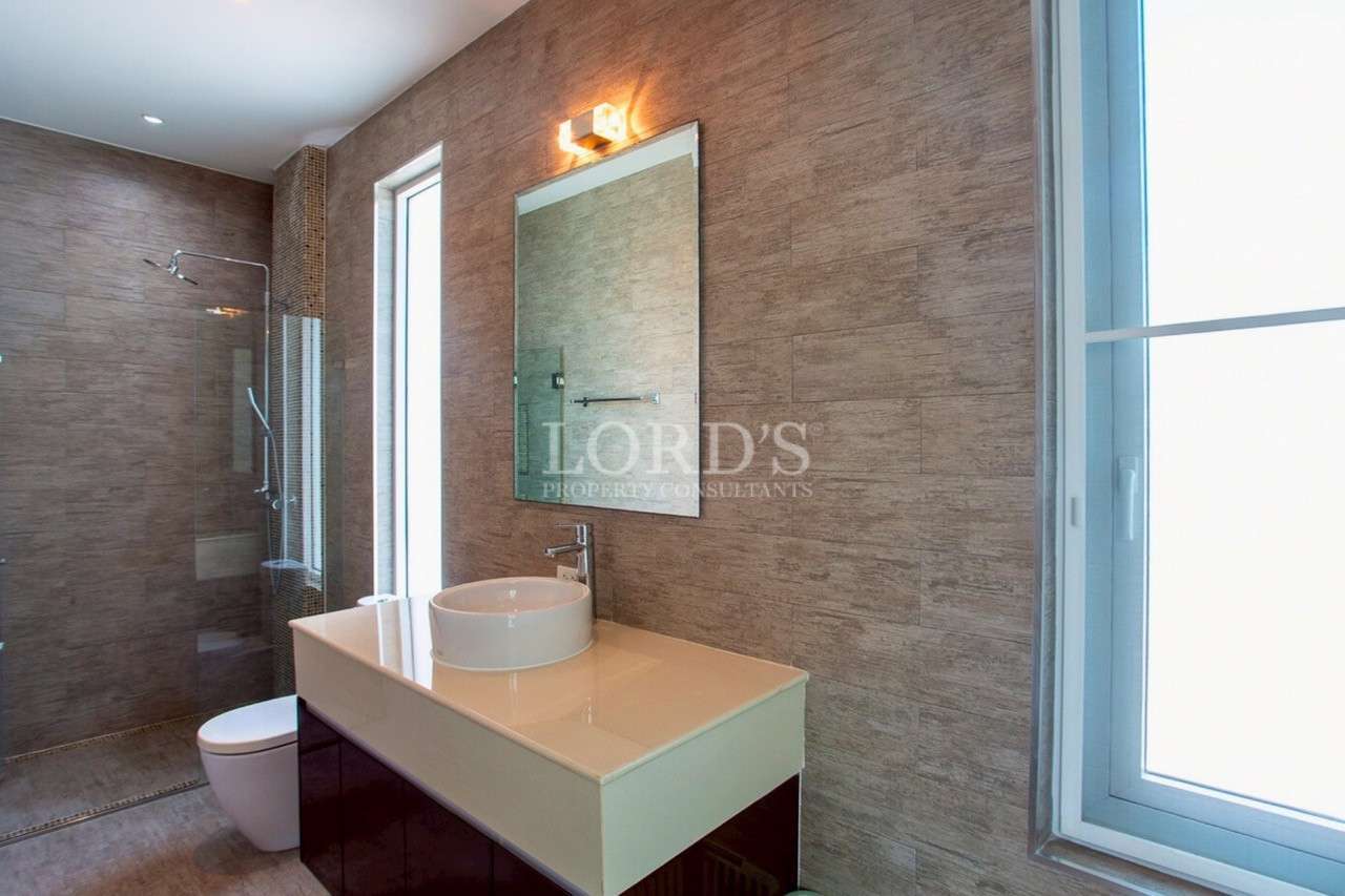 Modern bathroom with elegant fixtures