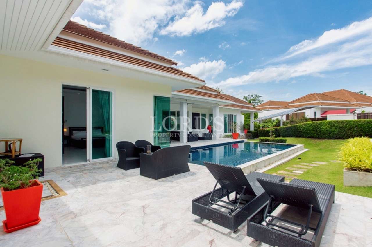 Modern villa with pool and lounge