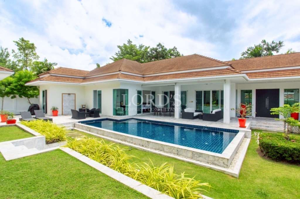 Moderne Villa mit Pool und Garten