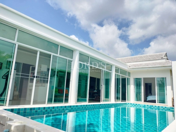 Modernes Haus mit Pool und Glas