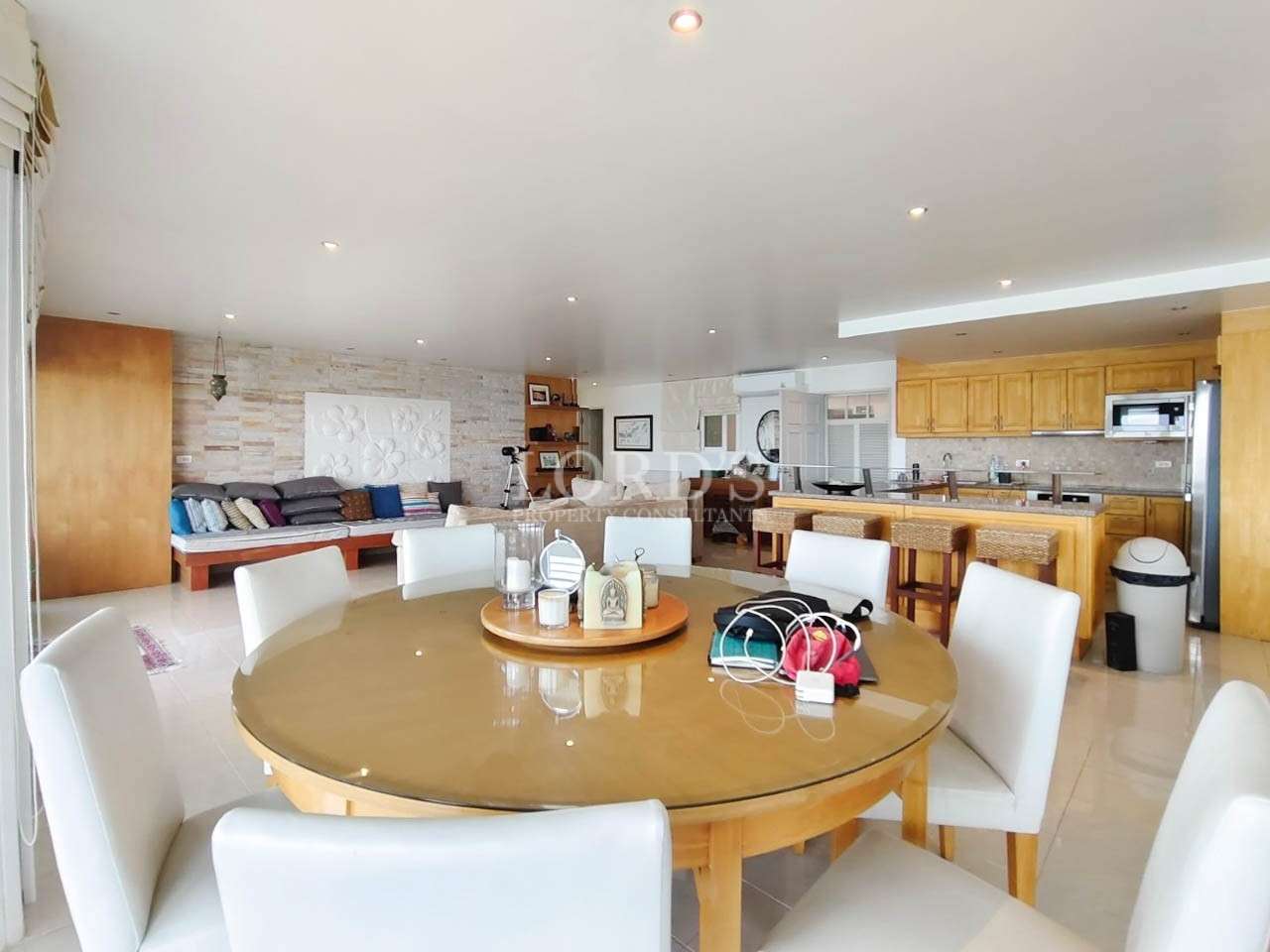 Dining table with round shape and chairs