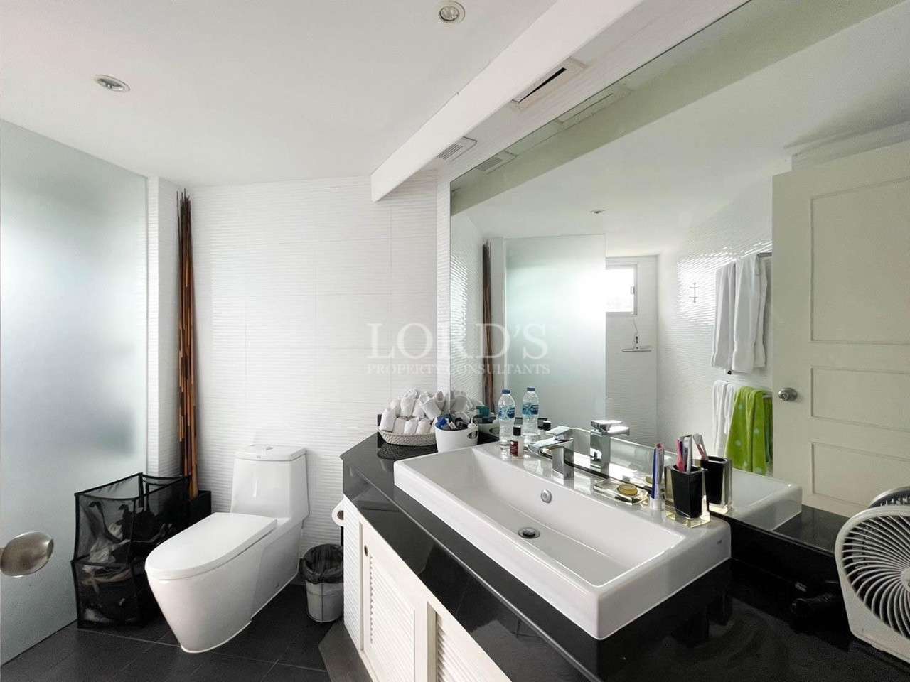 Bathroom with sink vanity and mirror lighting