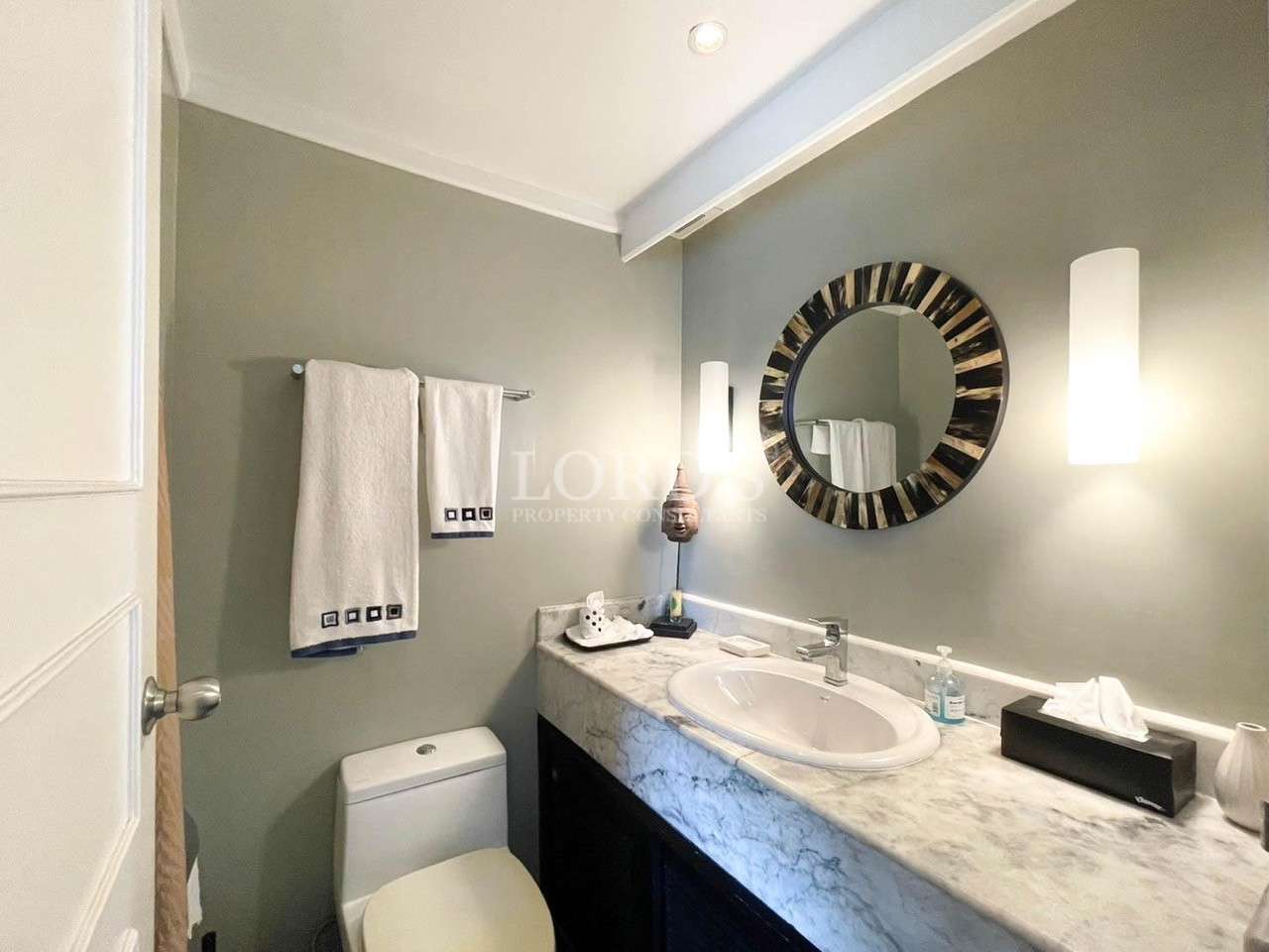 Modern bathroom with round mirror and vanity sink