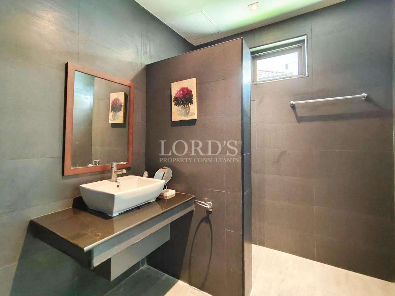 Bathroom with sink and mirror design