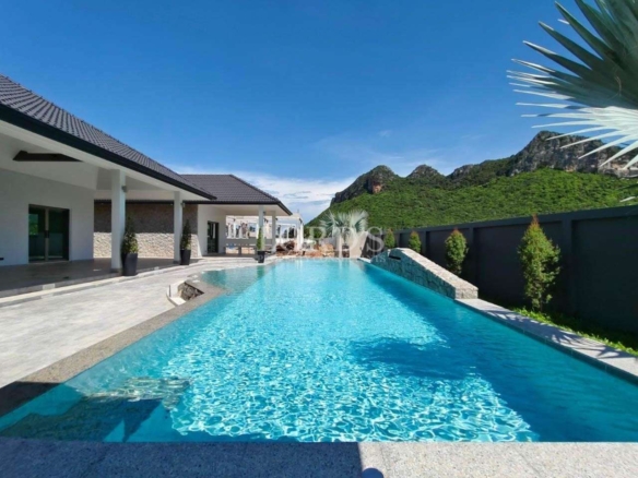 Luxury villa with large private swimming pool and mountain view