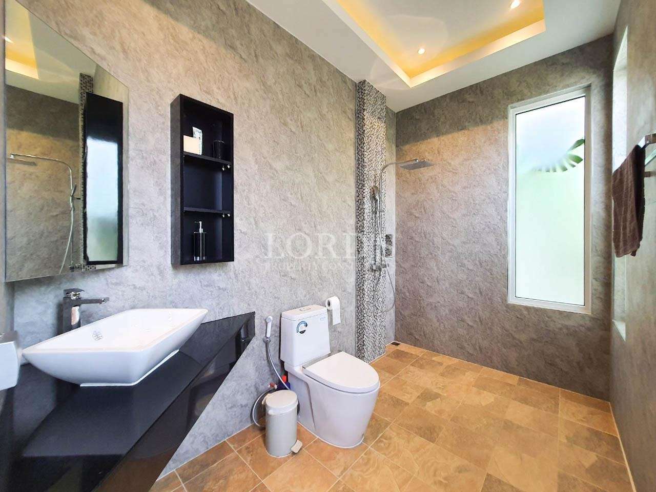 Bathroom with bathtub and modern finishes