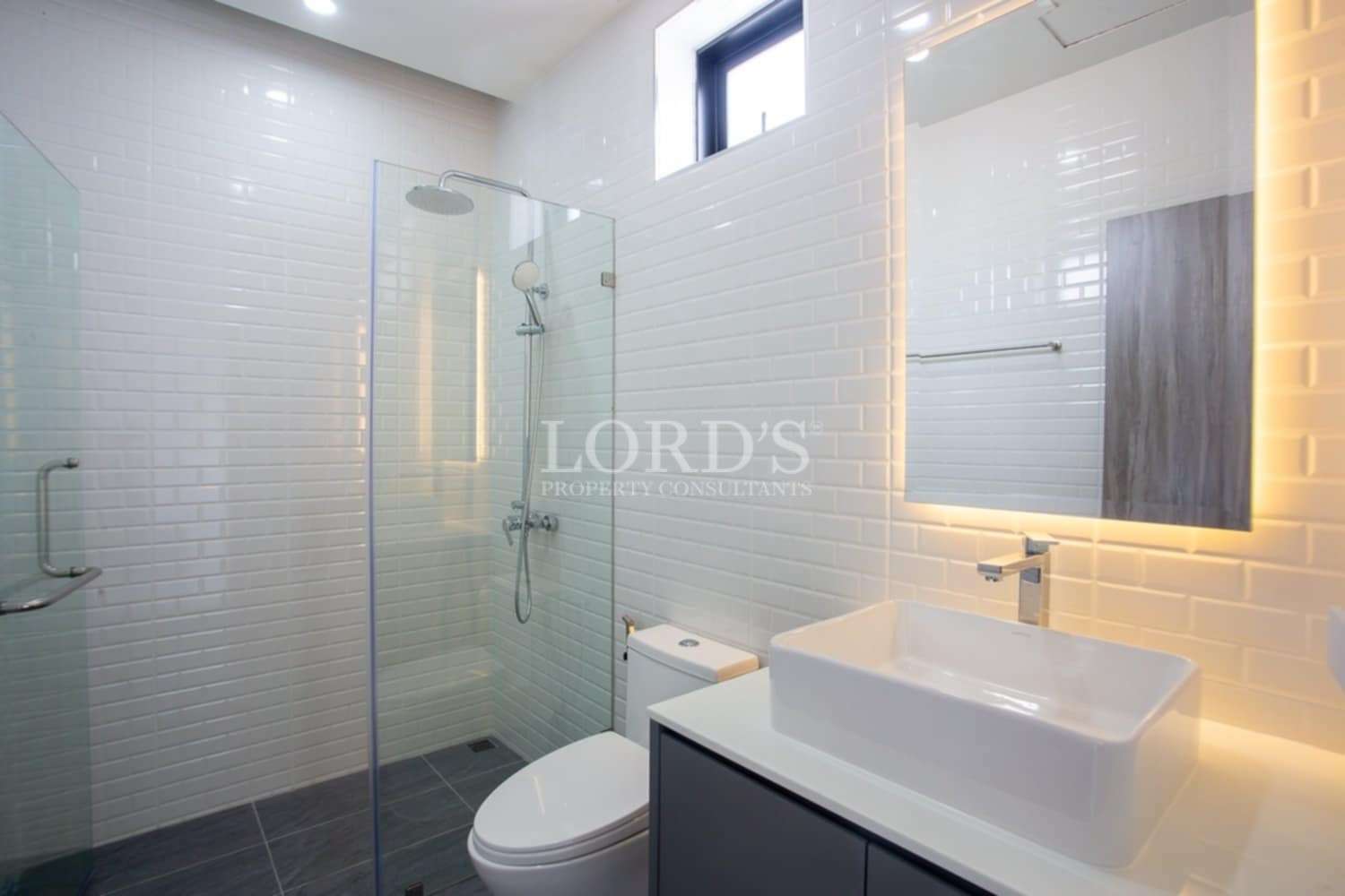 Beautiful bathroom with clean modern style