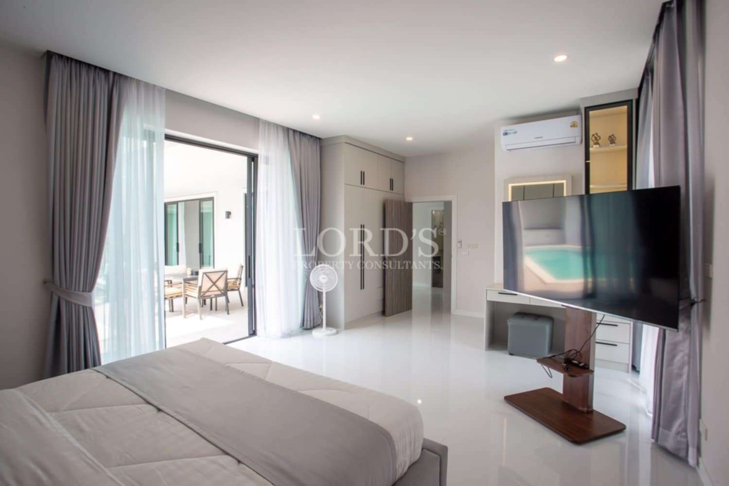 Beautiful bedroom with balcony access