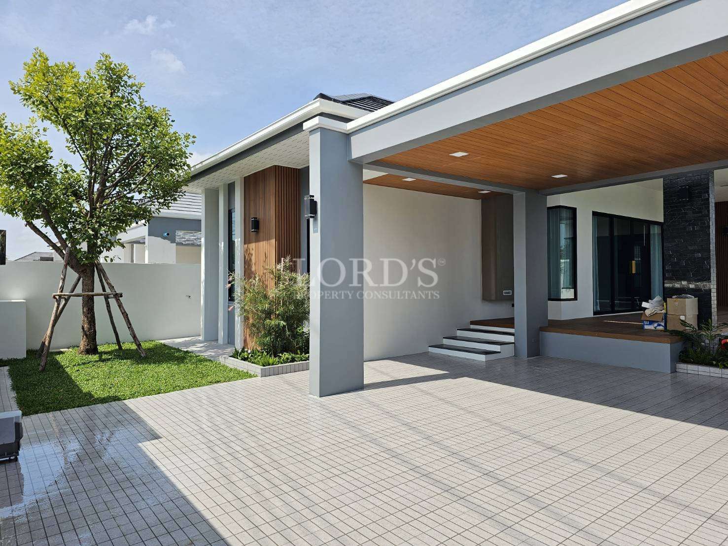 Villa entrance with driveway and carport