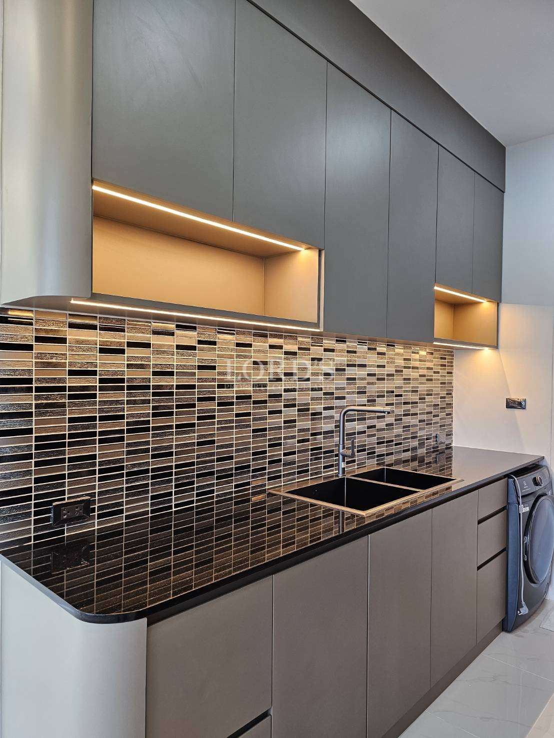 Kitchen backsplash with patterned tiles