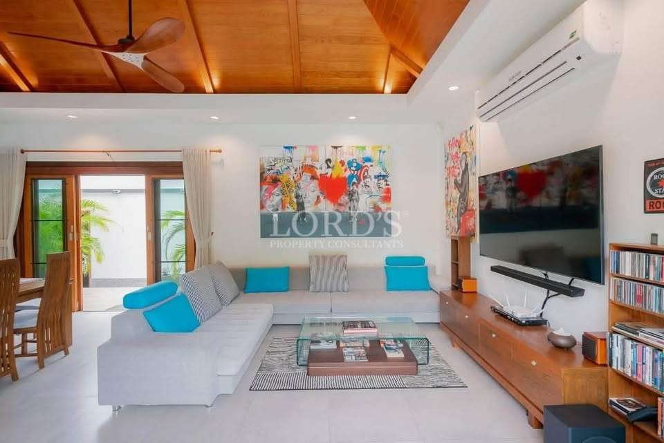 Living room with colorful cushions and sofa