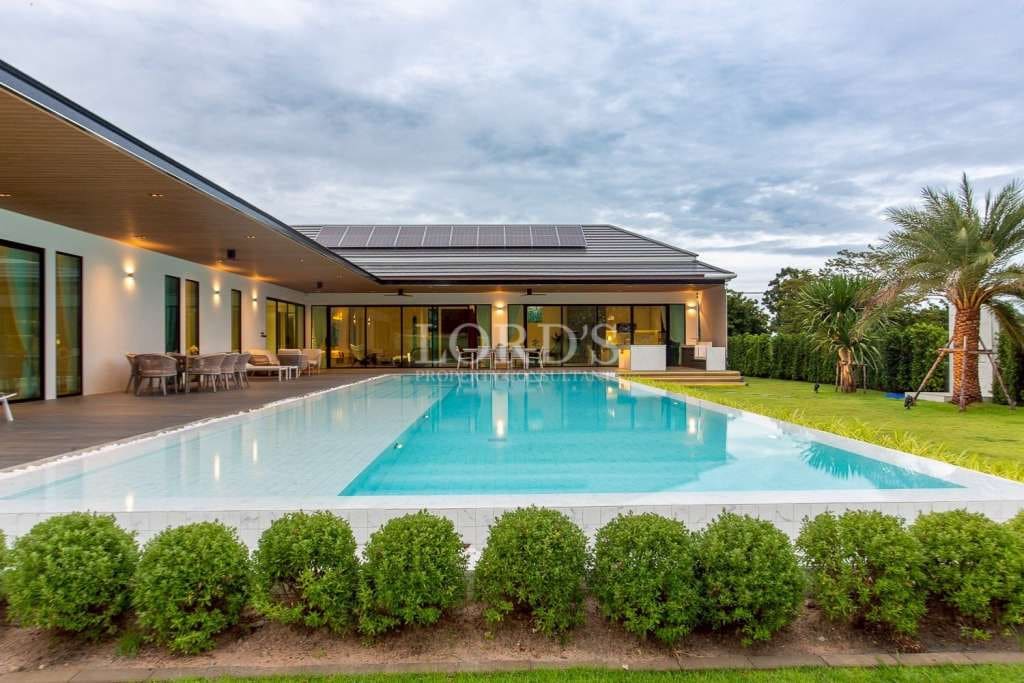 Moderne Villa mit Pool und Grünanlage