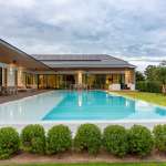 Moderne Villa mit Pool und Grünanlage