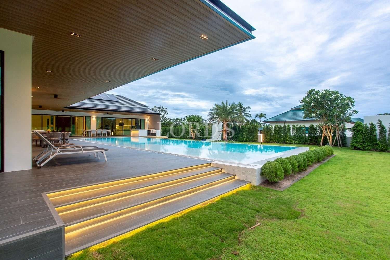 Modernes Haus mit Pool und Garten