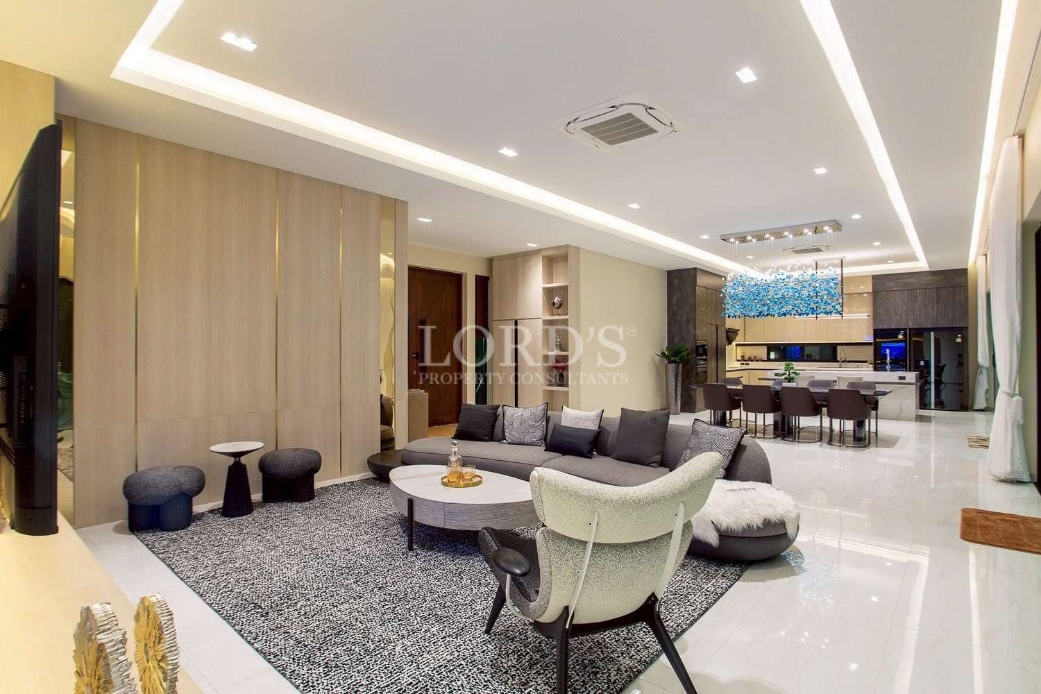 Modernes Wohnzimmer mit elegantem Dekor