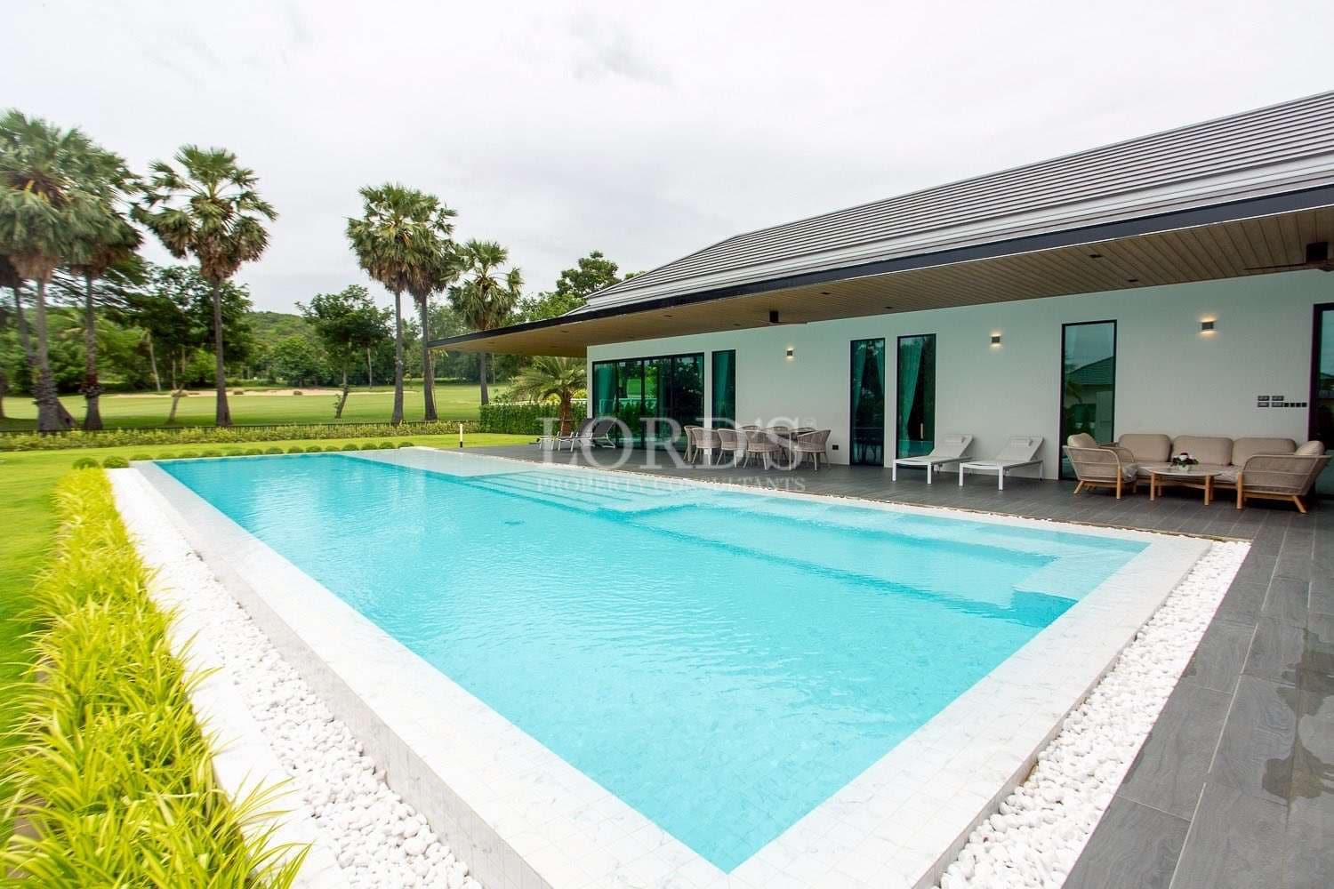 Modernes Haus mit Schwimmbad