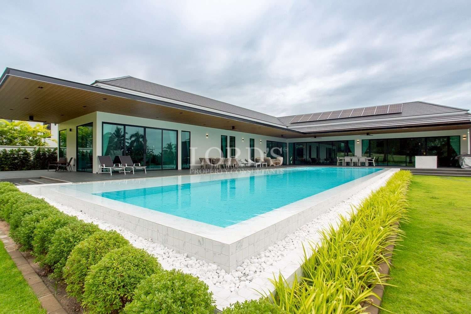 Moderne Villa mit Pool und Grünanlage