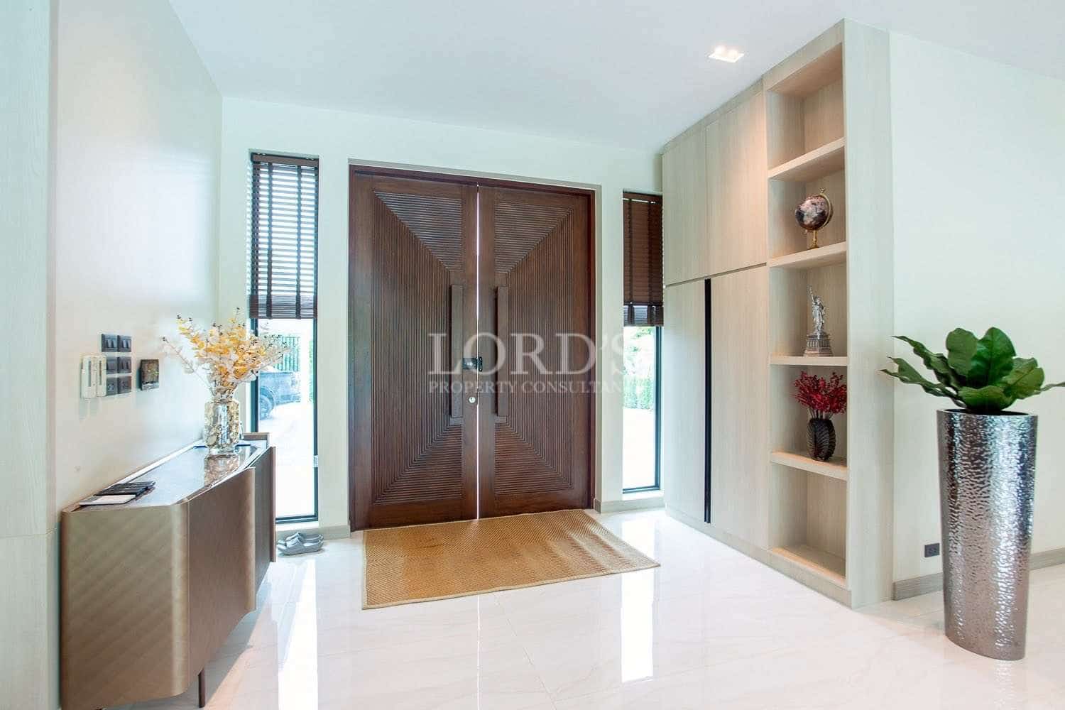 Modern entrance with wooden doors