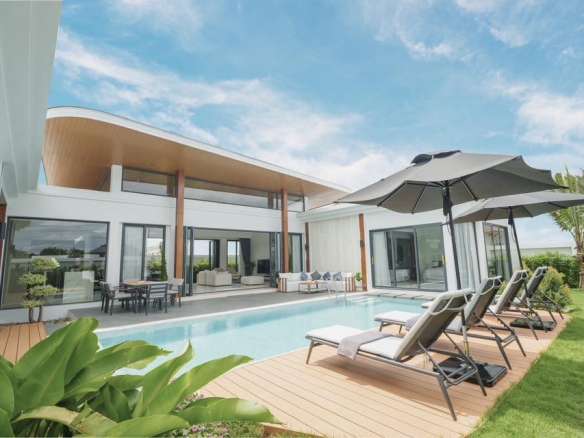 Modern villa with pool and lounge