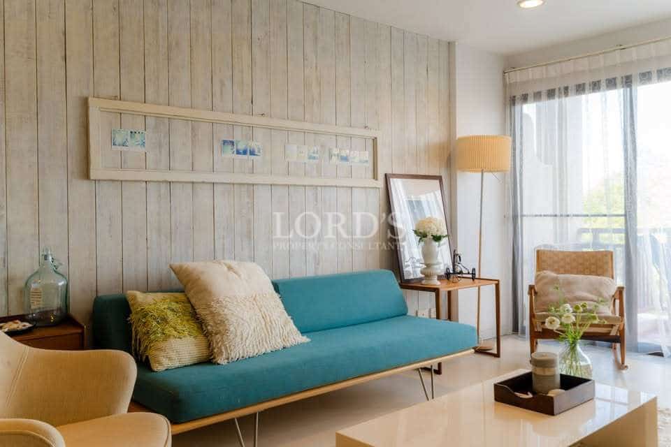 Modernes Wohnzimmer mit stilvollem Dekor