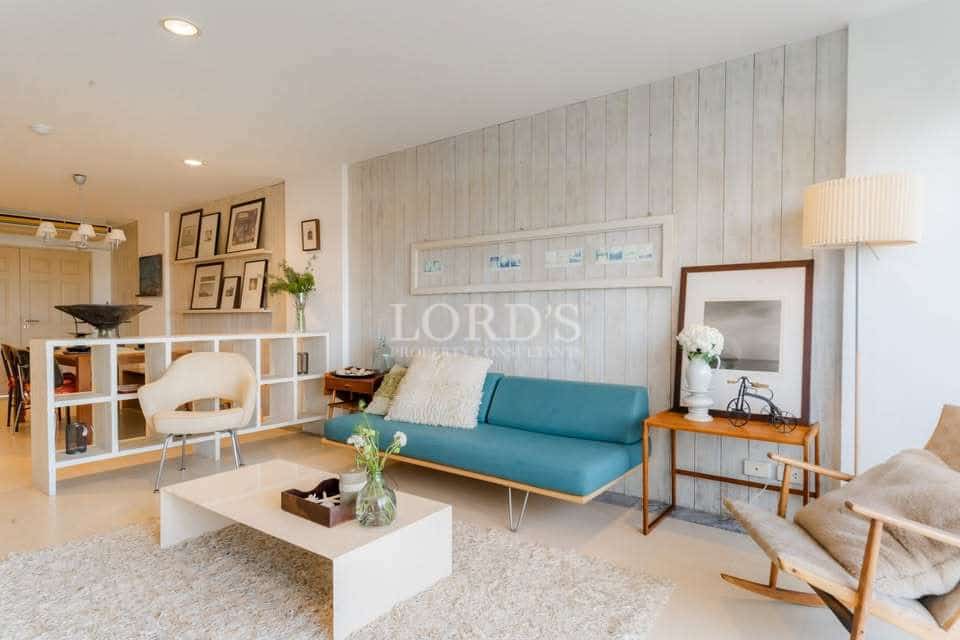 Modernes Wohnzimmer mit stilvollem Dekor