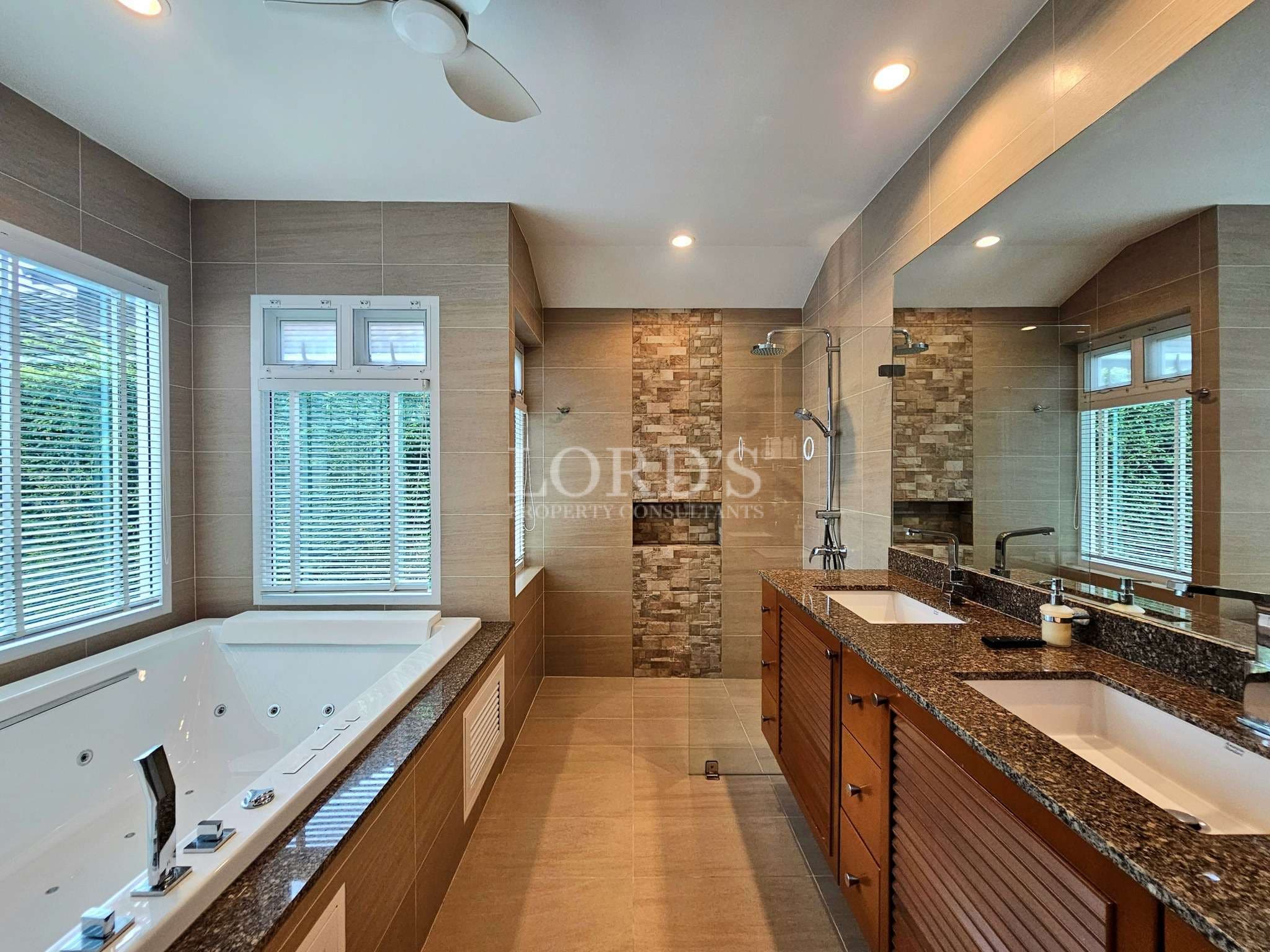 Modern bathroom with jacuzzi and mirrors