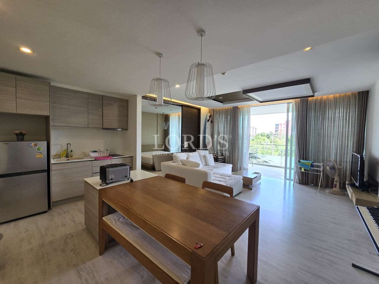 Modernes Wohnzimmer mit Küchenbereich