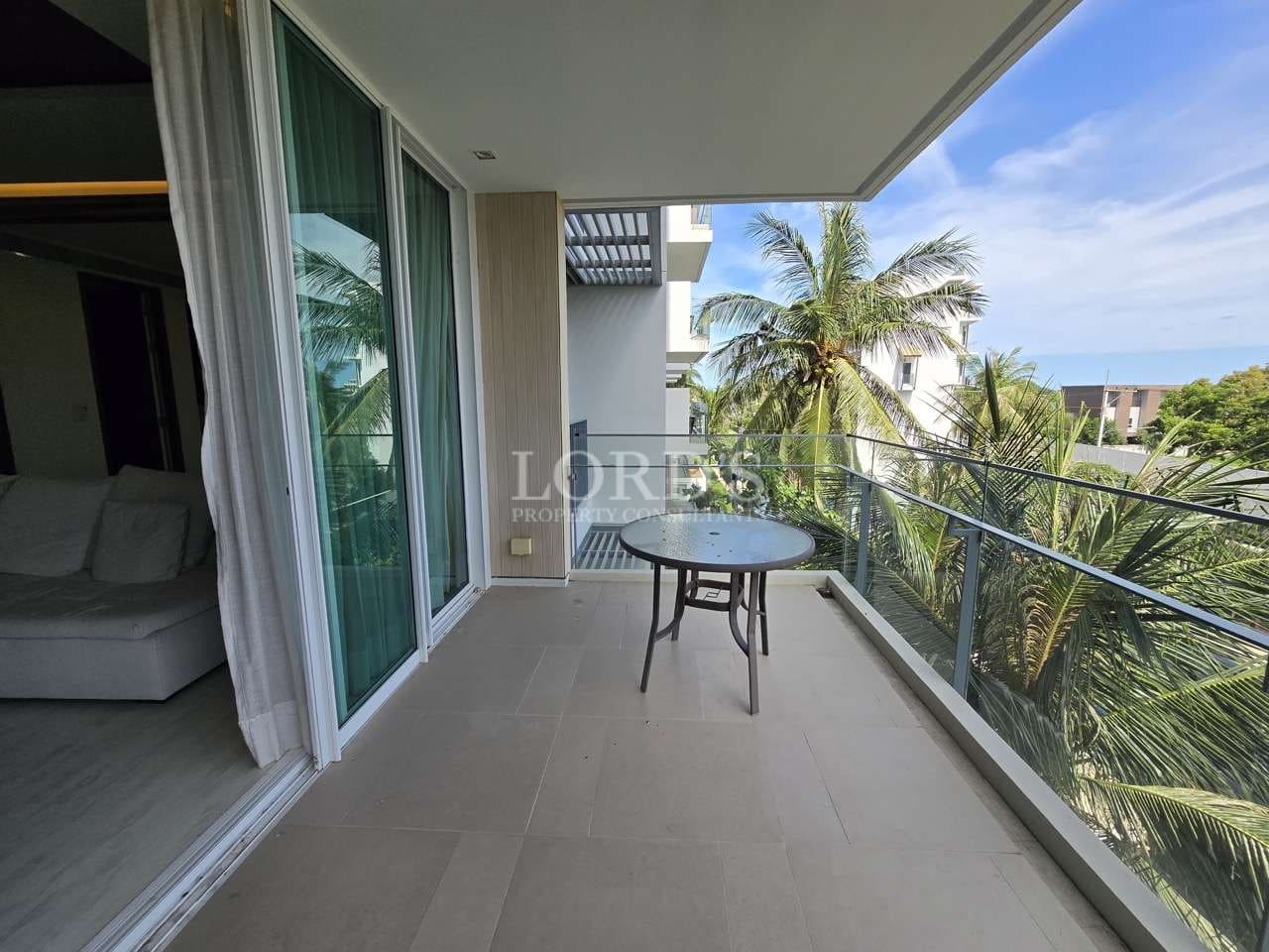 Balkon mit Tisch und Palmen