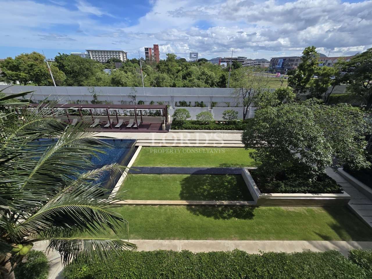 Üppiger Garten mit Blick auf das Schwimmbad