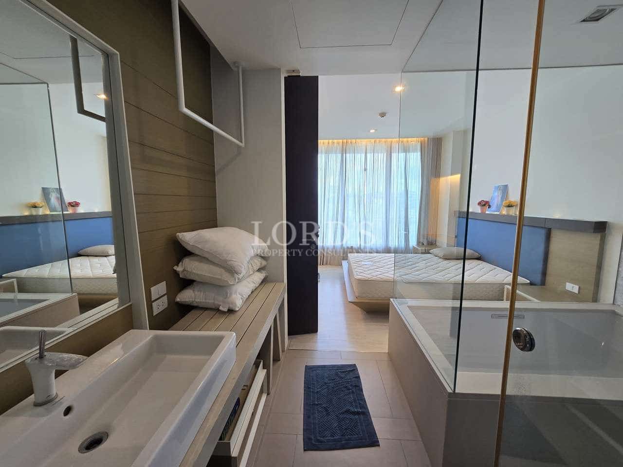 Modernes Schlafzimmer mit Bad und Badewanne