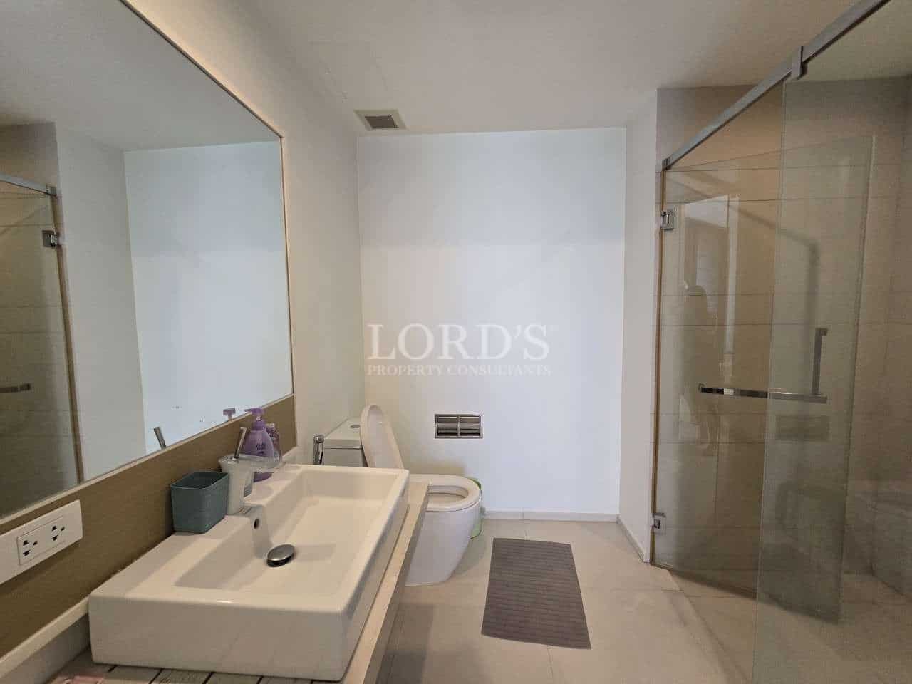 Modernes Badezimmer mit Dusche und Waschbecken