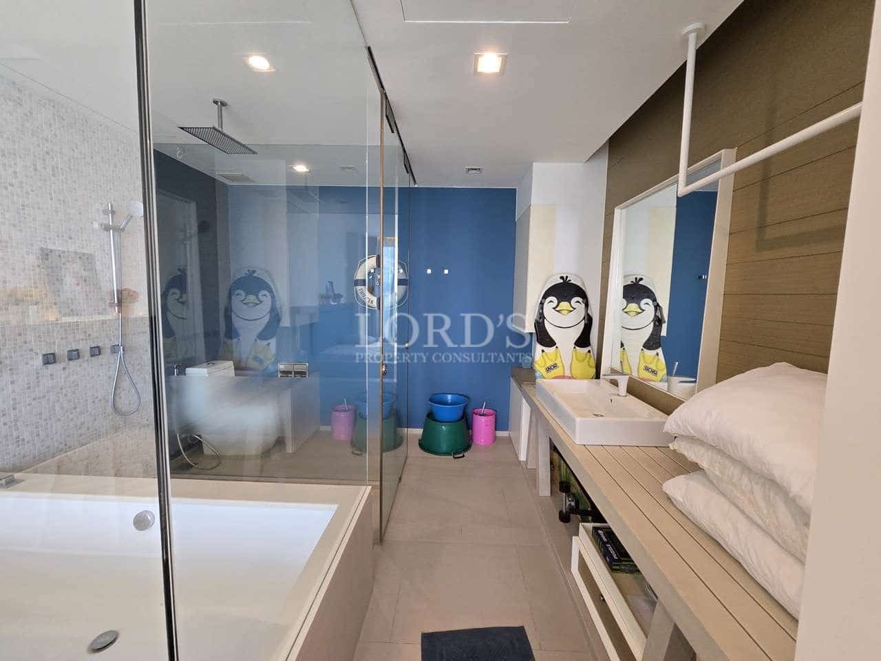 Modernes Badezimmer mit Pinguin-Dekorationen.