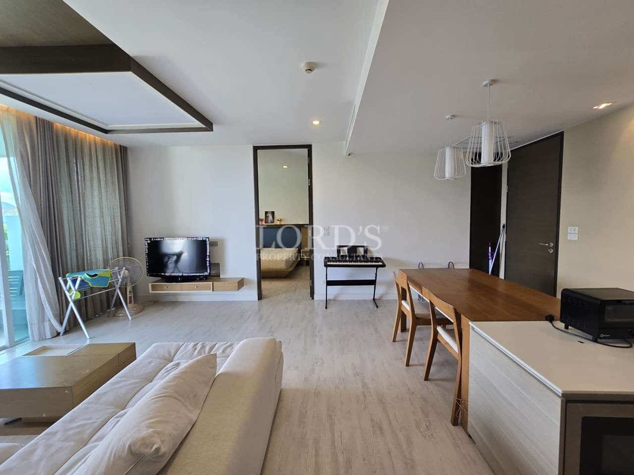 Modernes Wohnzimmer mit Essbereich