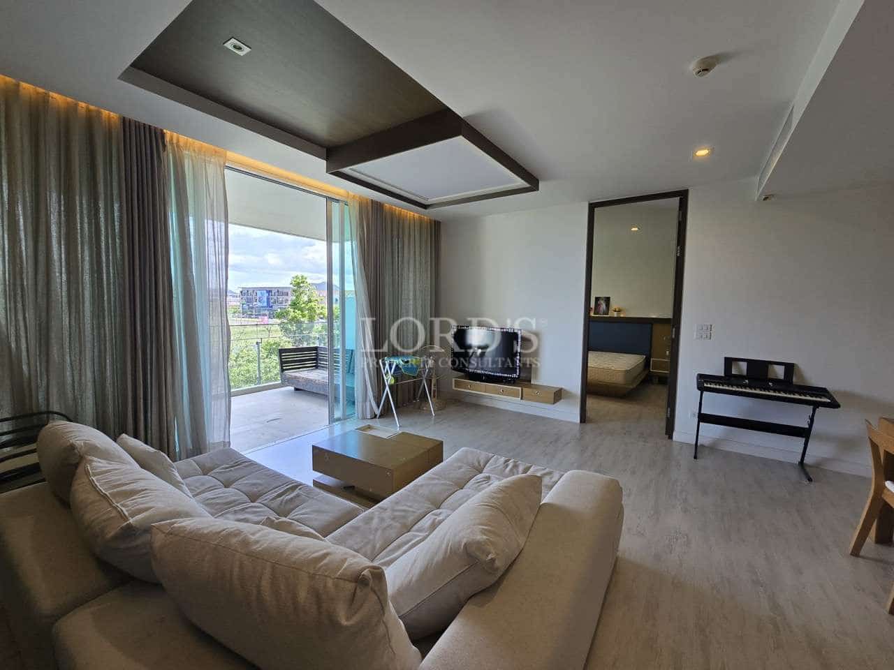 Modernes Wohnzimmer mit Balkonblick