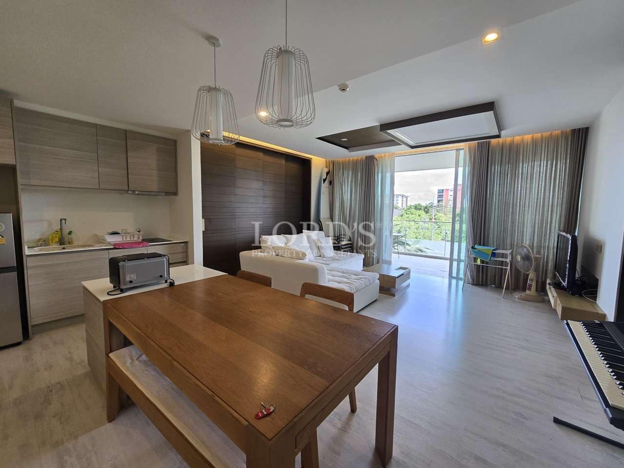 Modernes Wohnzimmer mit Essbereich