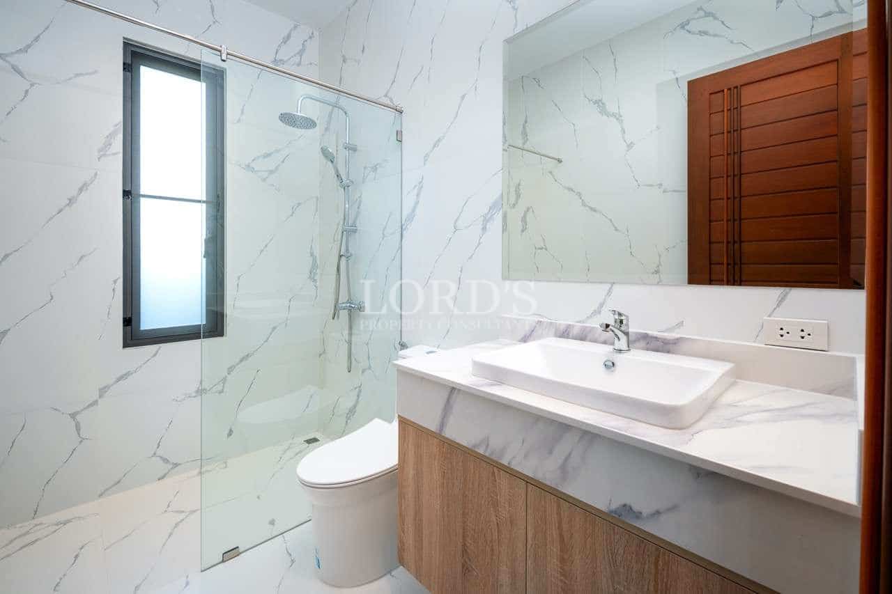 Modern bathroom with marble design.