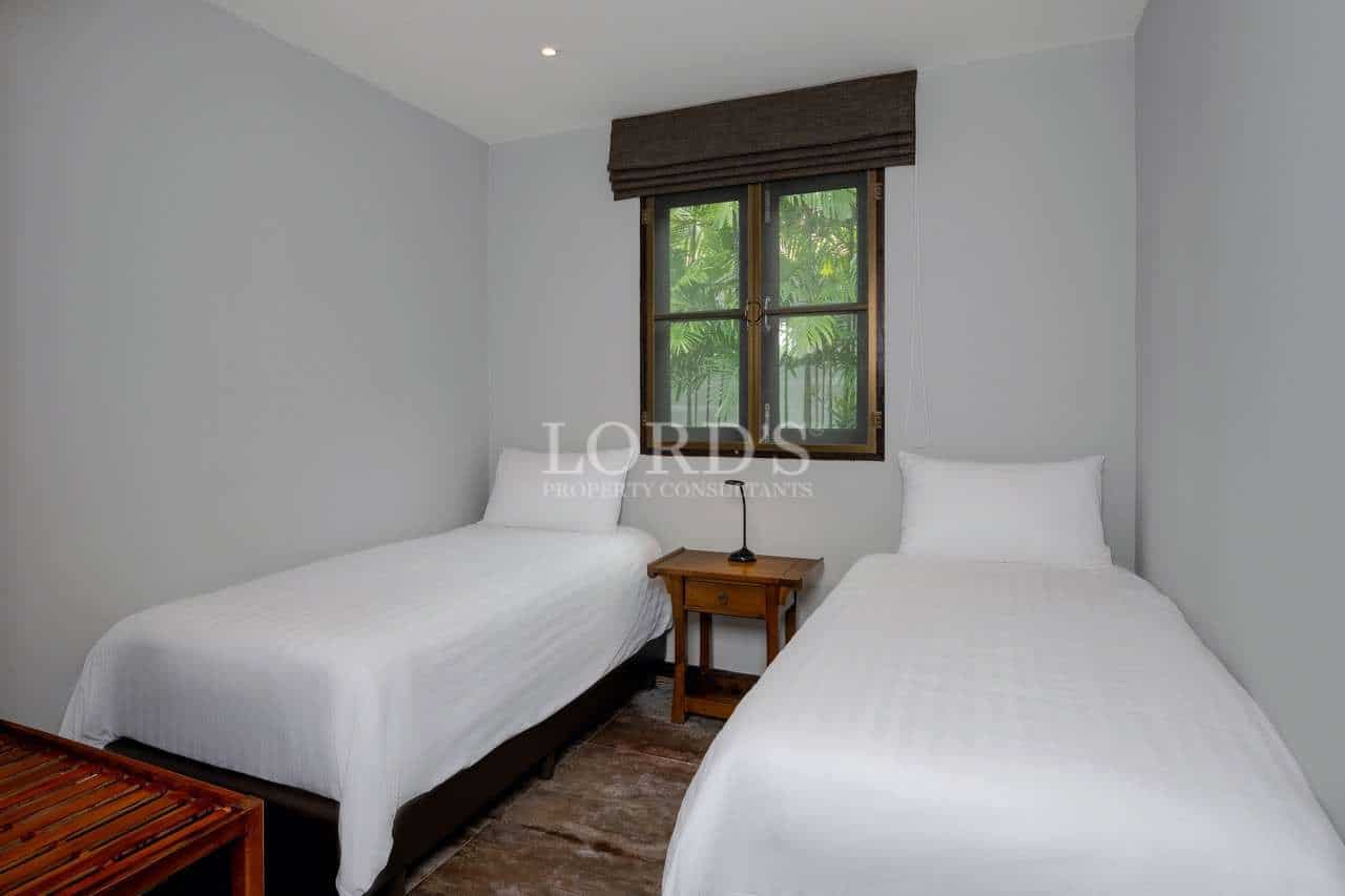 Two twin beds in a room