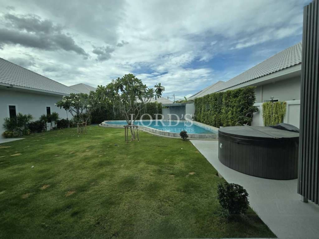 For Sale  – Spacious 5-Bedroom Villa with Pool & Guesthouse Hua Hin Soi 112