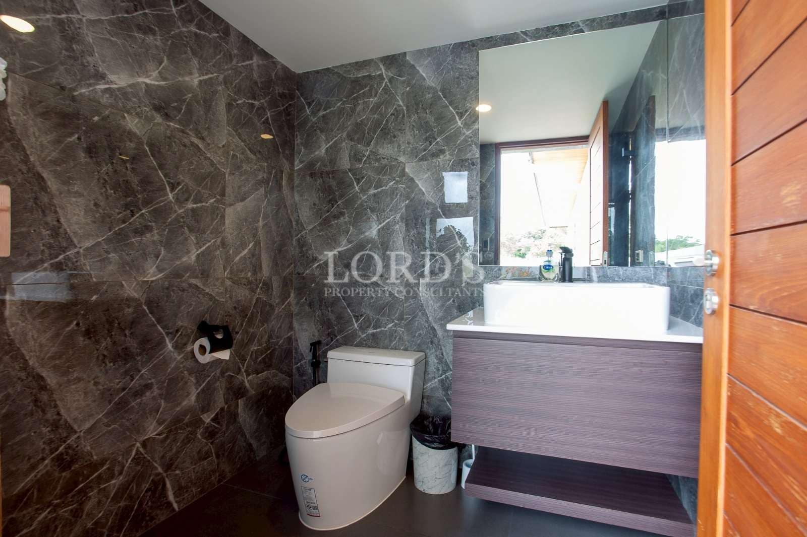 Modern bathroom with marble design.