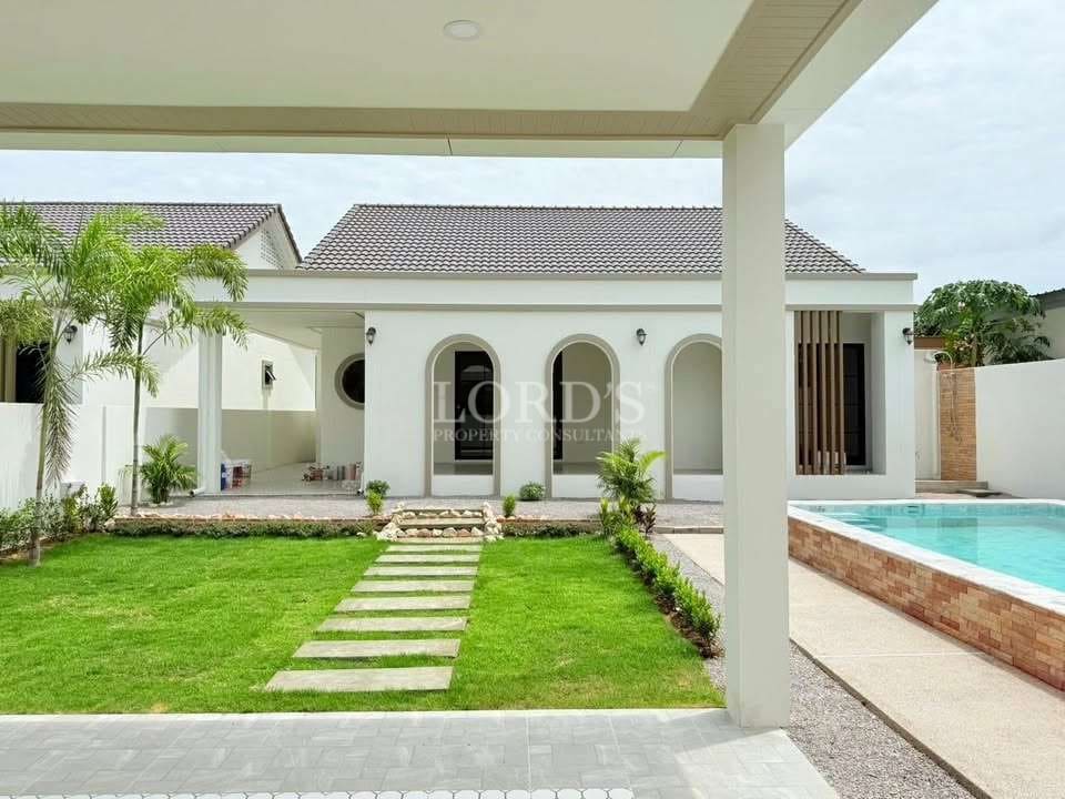 Modernes Haus mit Pool und Garten
