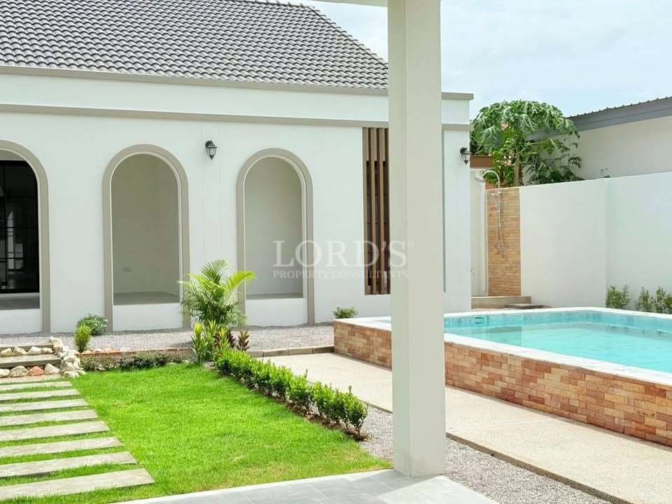 Modernes Haus mit Pool und Garten