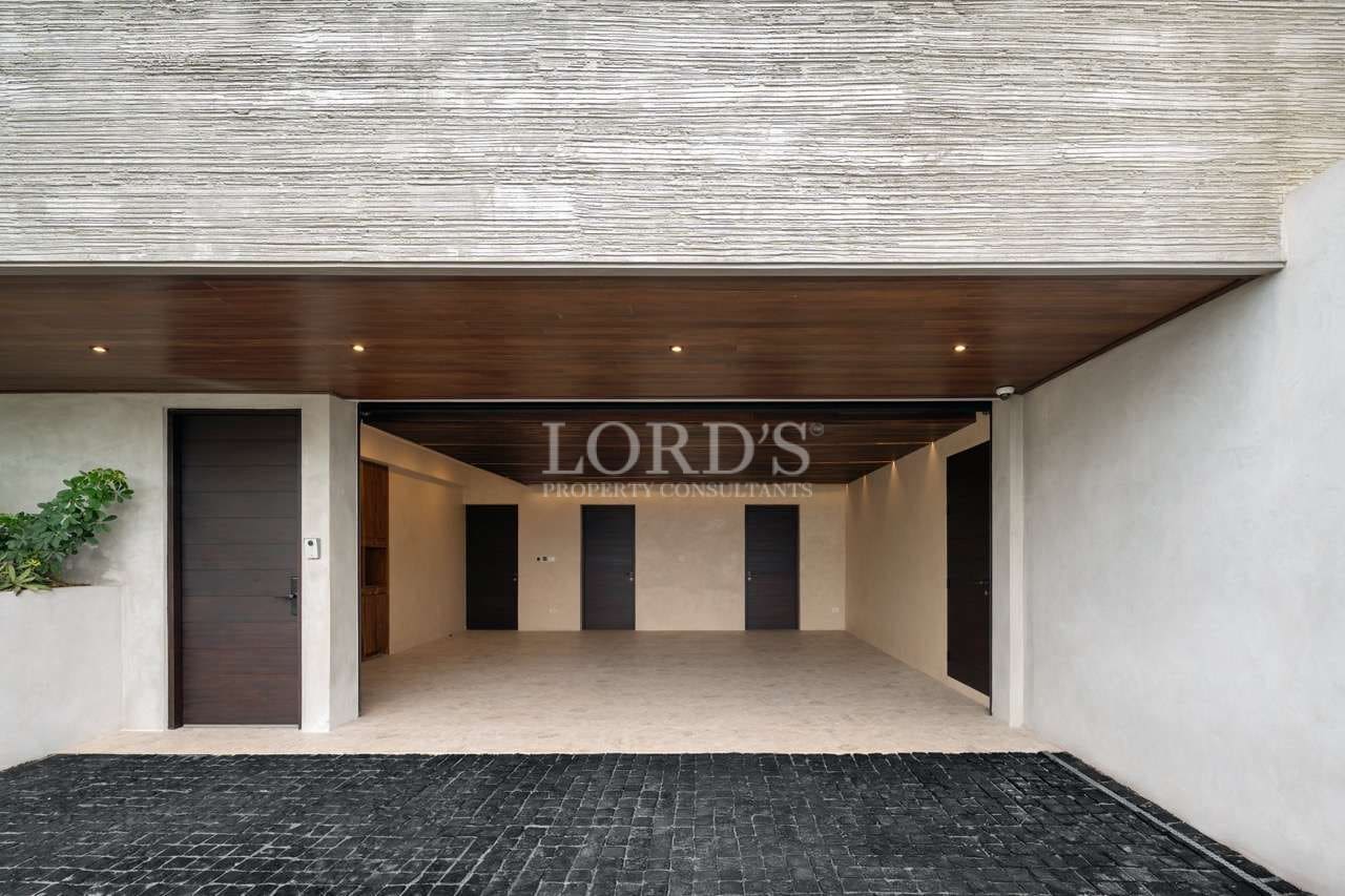 Modern entrance with minimalist design